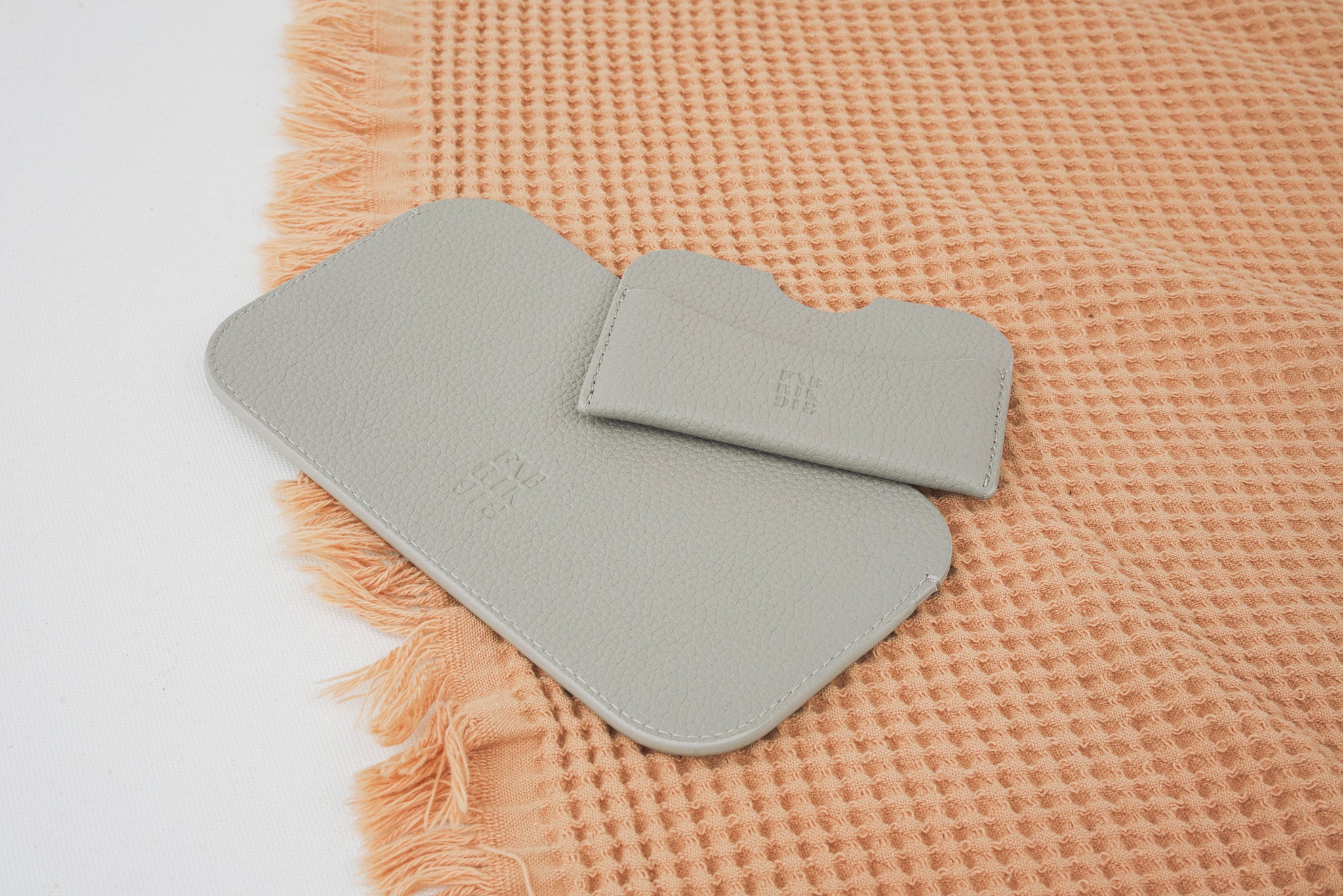 The 001 ml -Minimalist Cardholder